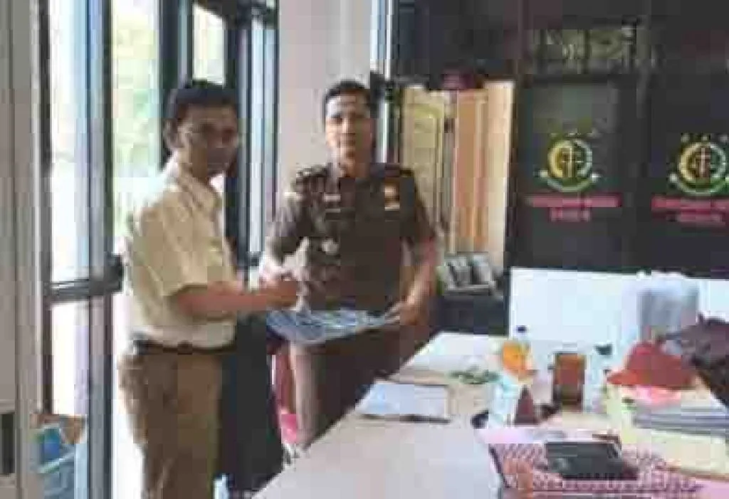 Dinas PU Sumber Daya Air Jatim Serahkan Barang Bukti Dugaan Korupsi ke Kejari Gresik