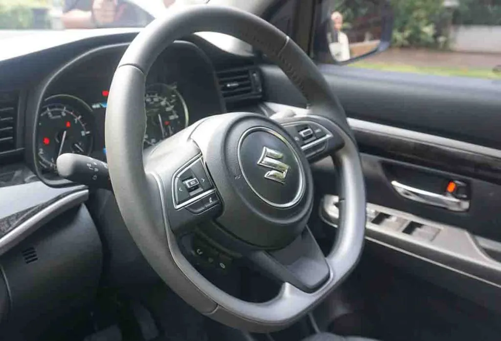 Lebih Dekat Melihat Ragam Fungsi Pada Setir Mobil New XL7 Hybrid