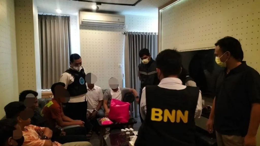 BNN Kota Surabaya Amankan 10 Orang di Twin Tower Hotel and Residence