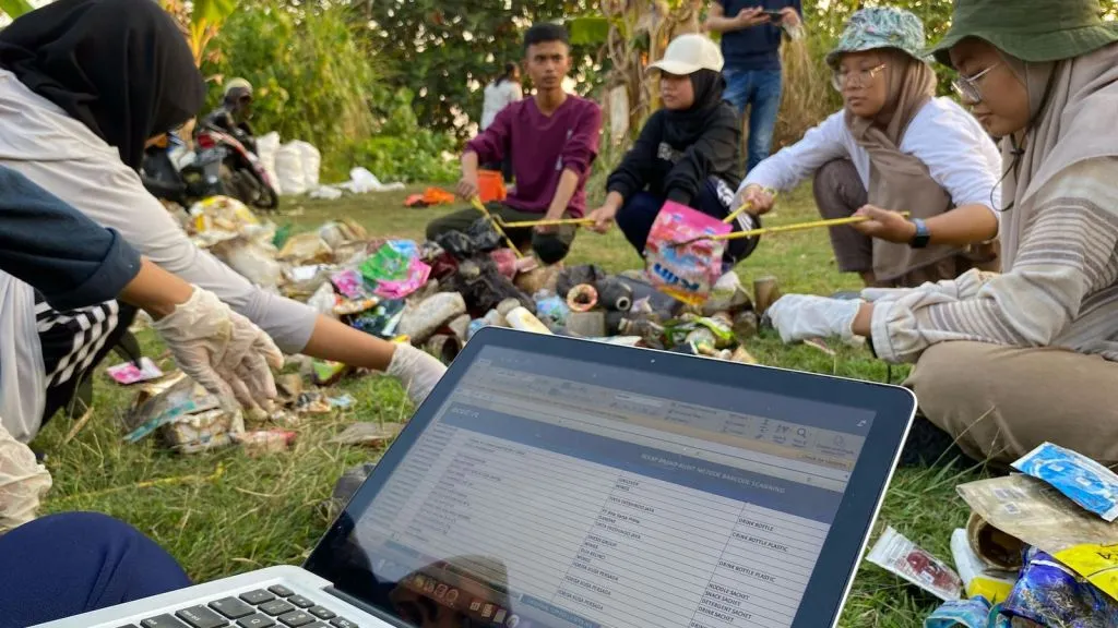 BRUIN dengan Mahasiswa Clean Up dan Brand Audit di Sungai Dor
