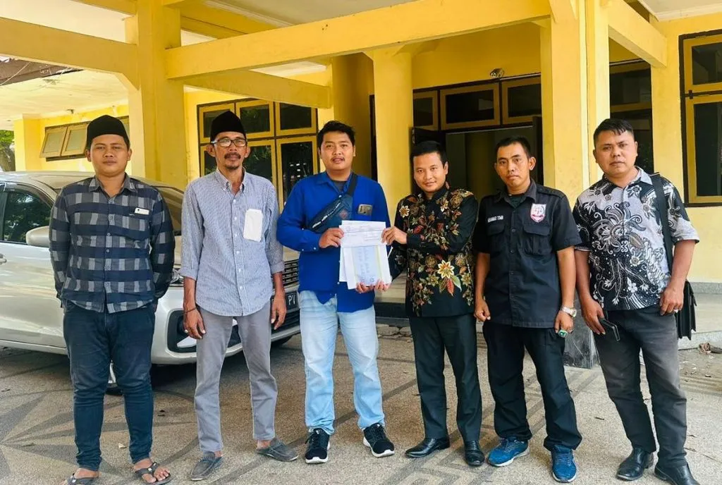 Kuasa Hukum Bacakades Duwek Buter Bersama Timses Datang ke Mapolres Bangkalan