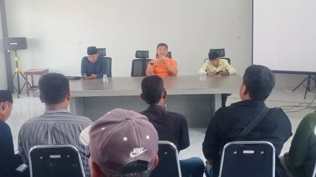 Puluhan Warga Bumi Anyar dan Desa Bator Gruduk Kantor DPMD Bangkalan
