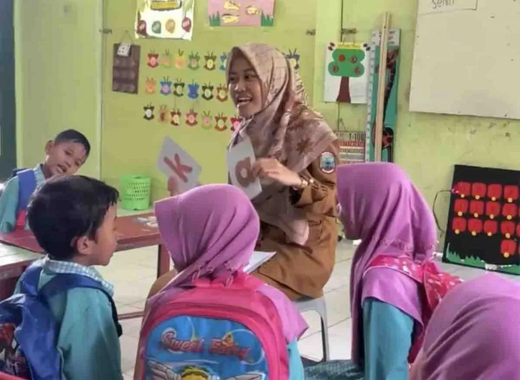 Kisah Siti Alifah Faiz, Seorang Guru Honorer yang Berhasil Wujudkan Mimpinya