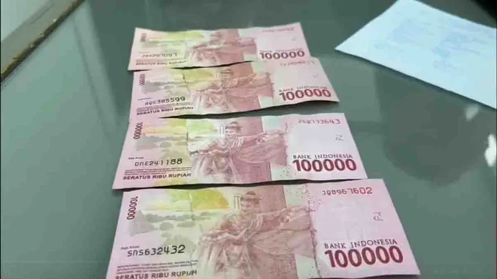 Beredar Uang Palsu Rp 100 Ribu Hasil Mutilasi