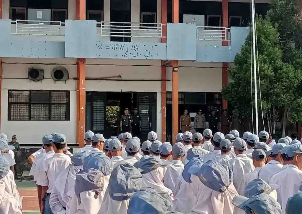 SMAN 1 Babat Jadi Jujukan Program Senin Berkibar