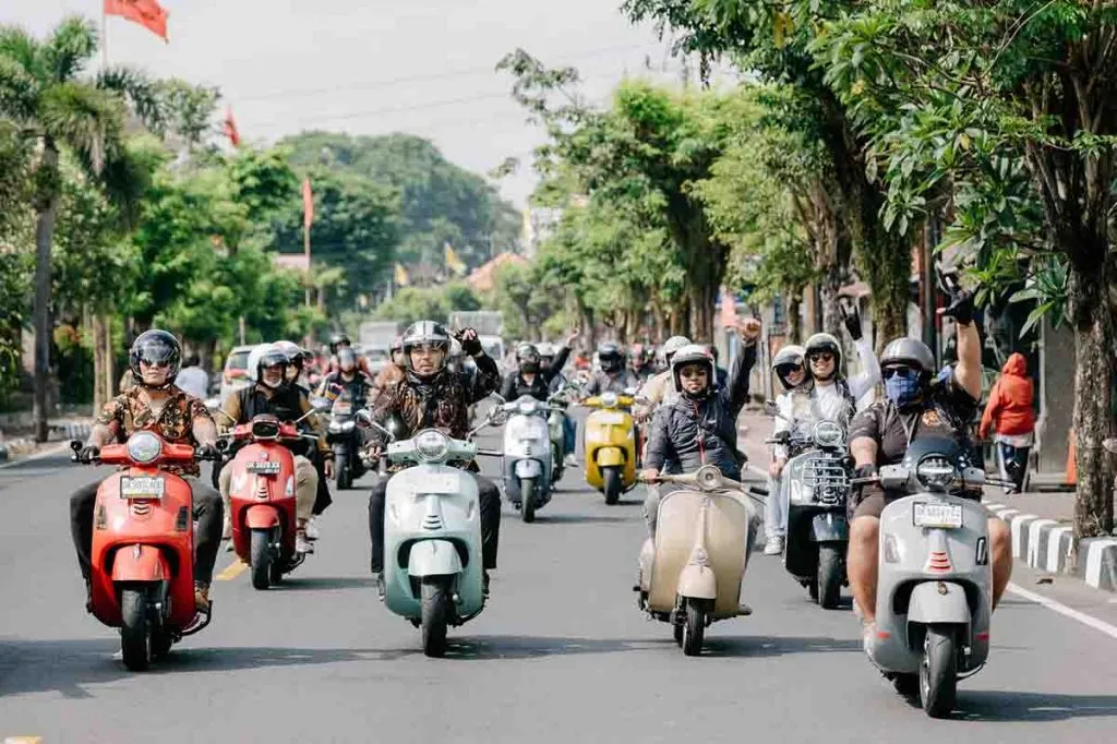 Kala Vespa dari Italia dan Batik dari Indonesia