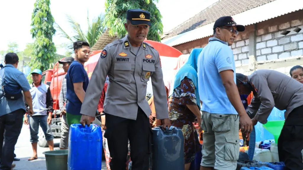 Polres Gresik Gelar Baksos Air Bersih 25 Ribu Liter di Desa Tumapel