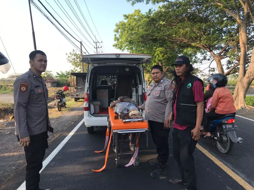 Ambulance RSBK Mengevakuasi Korban Laka Dijalan Raya Tambak Beras