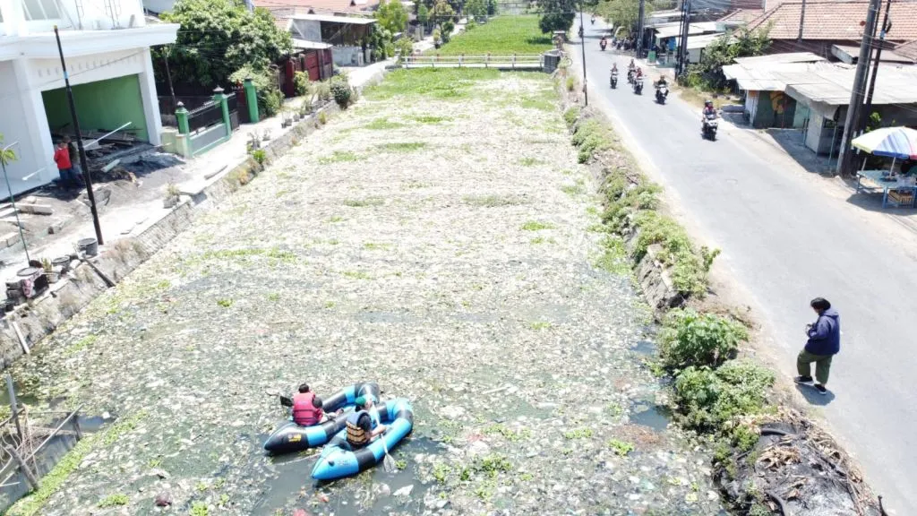 Sungai Pelayaran Tertutup Sampah Plastik, Komunitas KANSAS Desak Dinas PU Sidoarjo Lakukan Pembersihan