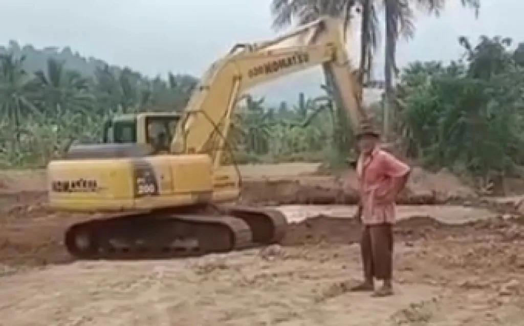 Puluhan Warga Demo Galian C di Parak Buruk Anak Air