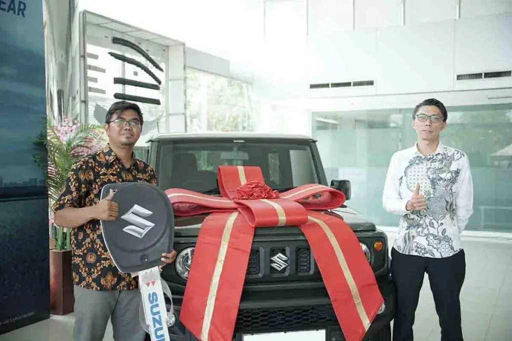 Suzuki Serahkan Jimny AT kepada Pemenang Undian di GIIAS 2023