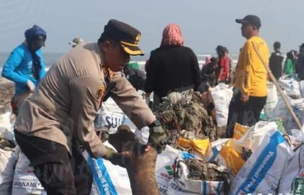 Clean Up Hari ke 3, Bahu Membahu Bersihkan Pantai Sanggrawayang