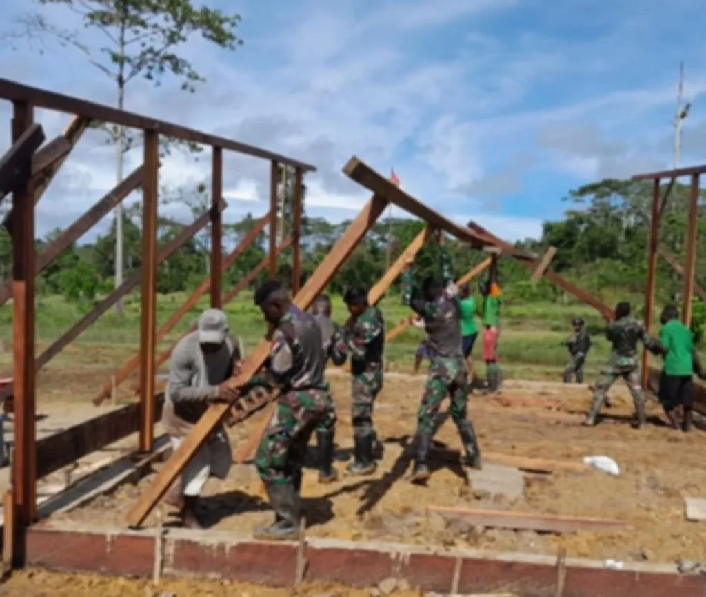 Pengabdian TNI, Atasi Kesulitan Rakyat di Papua