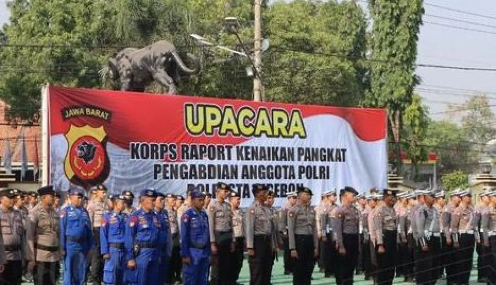 Tiga Personel Polresta Cirebon Mendapat Kenaikan Pangkat Pengabdian