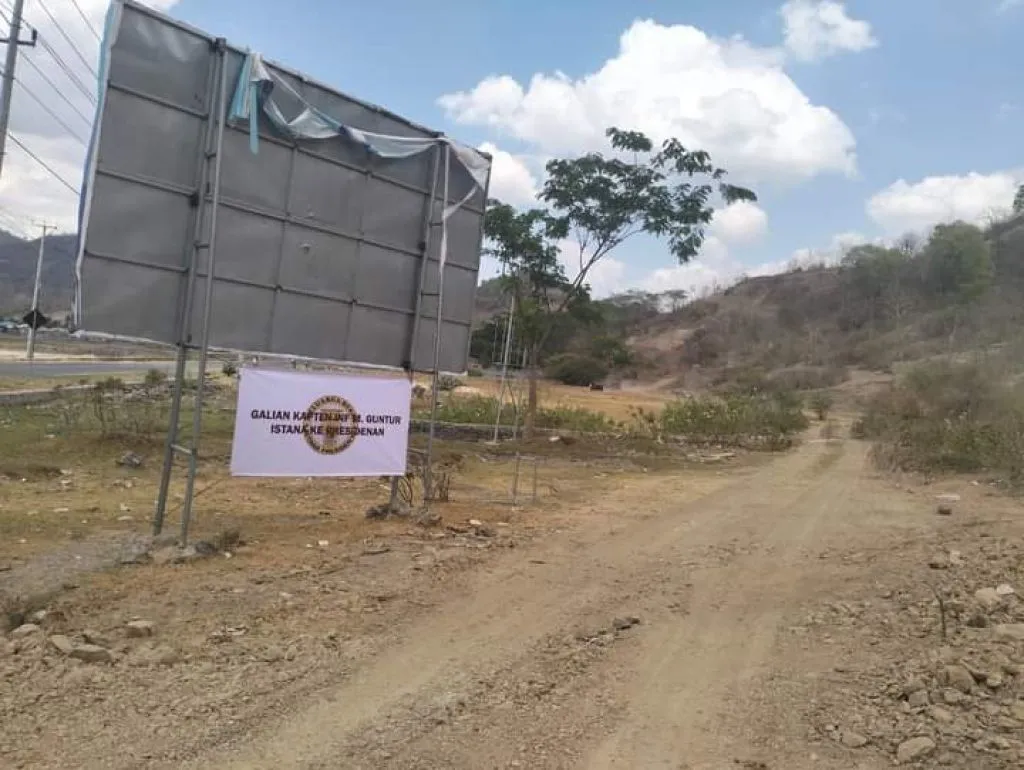 Pelaku Tambang di Desa Sanolo Pasang Banner Bertuliskan "Galian Kapten Inf M Guntur Istana Kepresidenan"