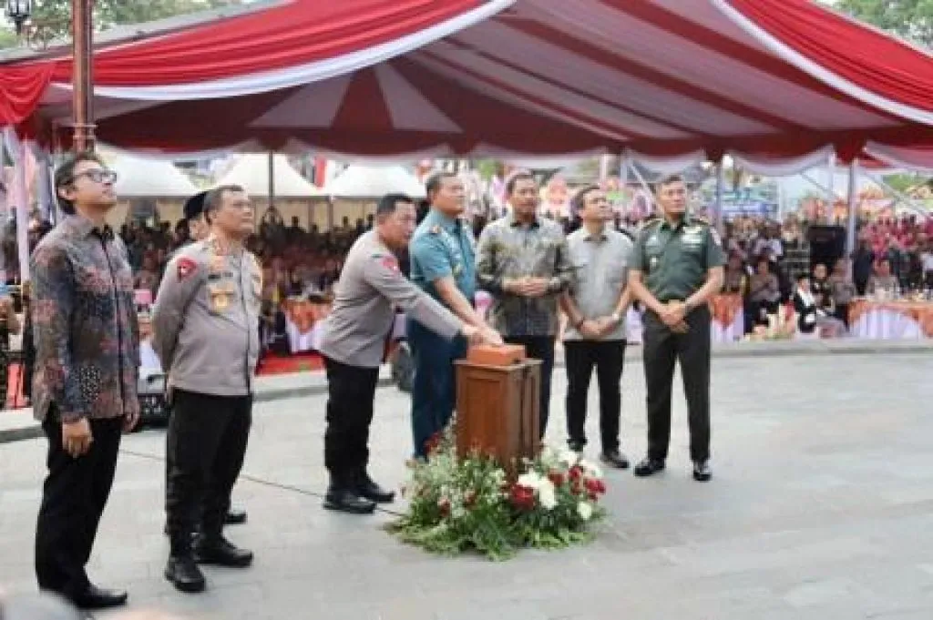 Kapolri Meresmikan Monumen Jenderal Polisi Hoegeng Iman Santoso
