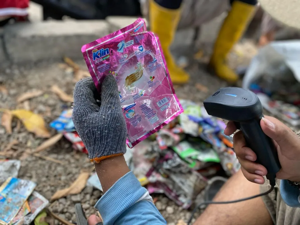 Sampah Wings dan Indofood Menumpuk di Trashboom Sungai Pogot Surabaya