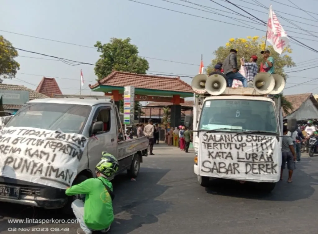 Ratusan Warga Demo Kepala Desa Kemangsen