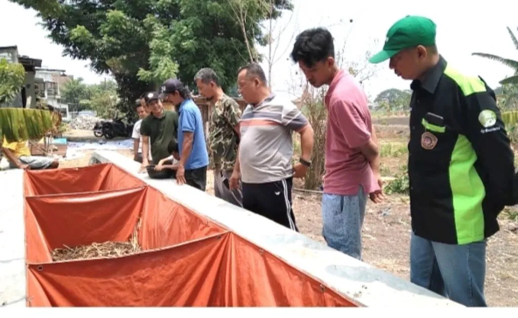 Dosen Universitas Wijaya Putra Berikan Pelatihan Budidaya Belut Sawah