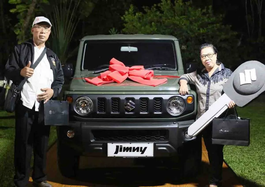 Suzuki Serahkan Jimny kepada Pemenang Program Undian Test Drive