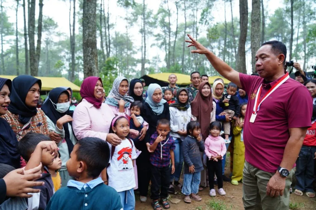 Panglima TNI Bagikan 2.000 Paket Sembako