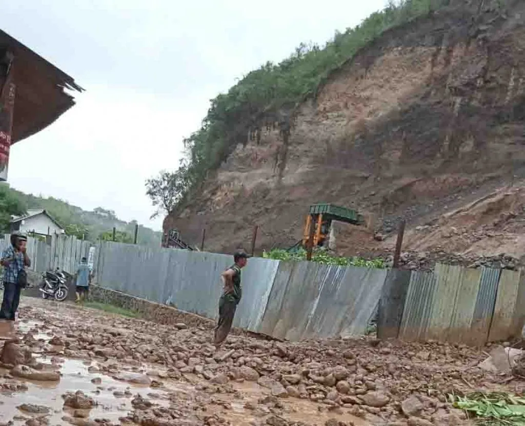 Rumah Warga Diterjang Banjir Bandang Akibat Galian C Kelurahan Sukorejo