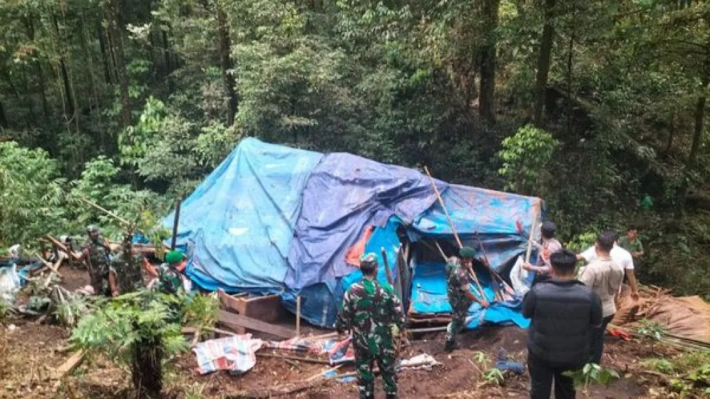 Gubuk Narkoba dan Judi di Sepanjang Jalan Medan Berastagi Diratakan