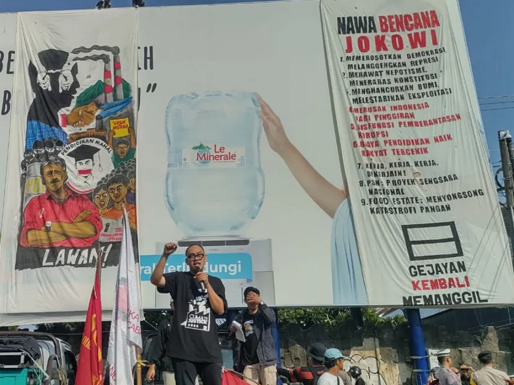 Aksi Aliansi Rakyat Bergerak Serukan Jokowi Perusak Demokrasi: Rakyat Sudah Muak!