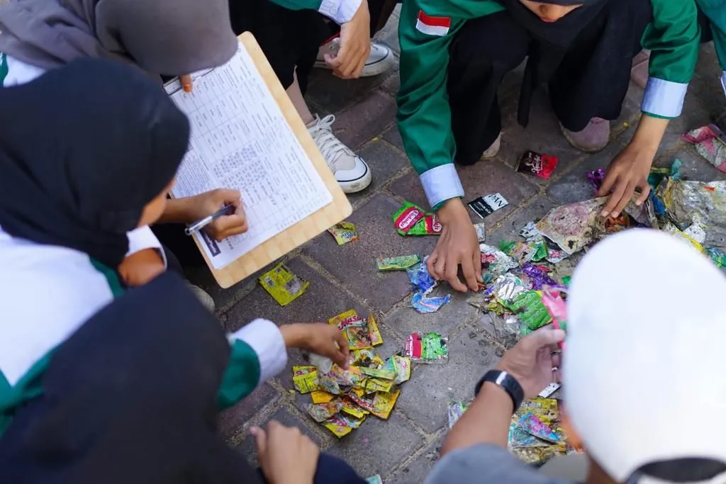 Sampah di Pantai Boom Tuban Didominasi Sampah Plastik Sekali Pakai