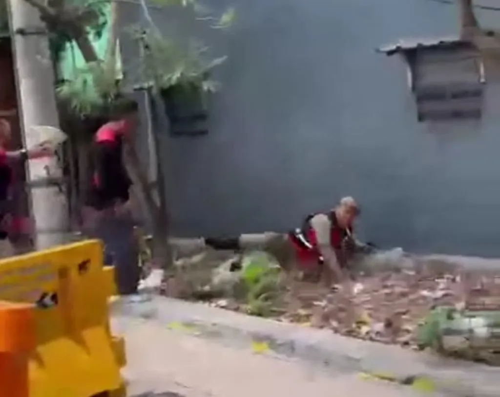 Anggota Satpol PP Surabaya Dihajar Buruh Saat Mau Bantu Orang Nyebrang