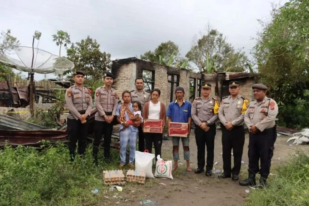 Polres Dairi Berikan Bantuan untuk Para Korban Kebakaran