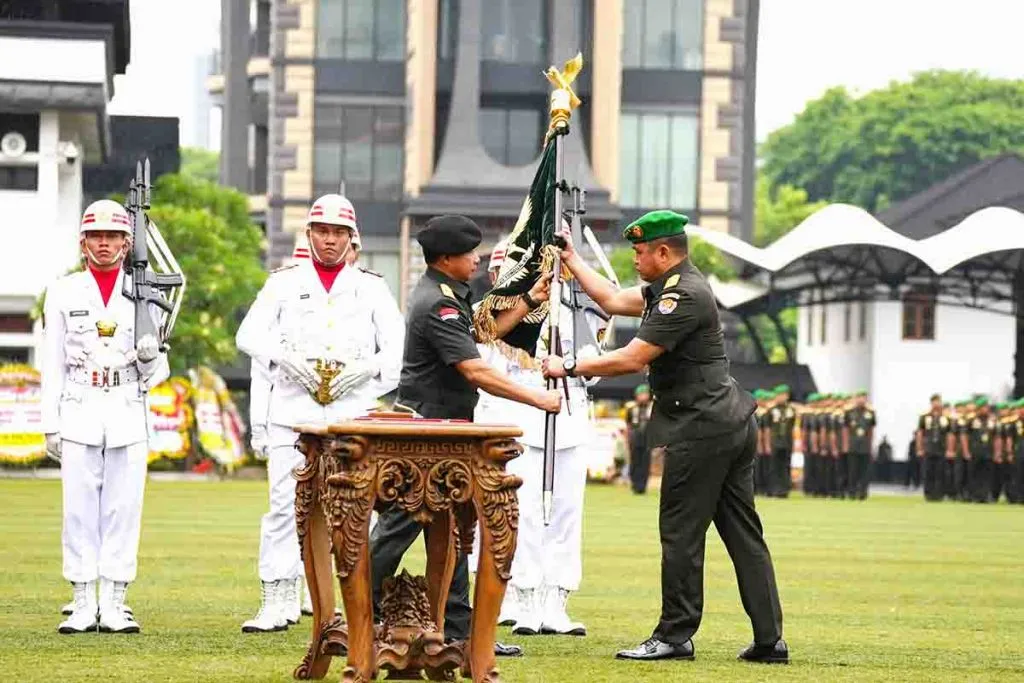 Agus Subiyanto Serahkan Jabatan KASAD kepada Maruli Simanjuntak