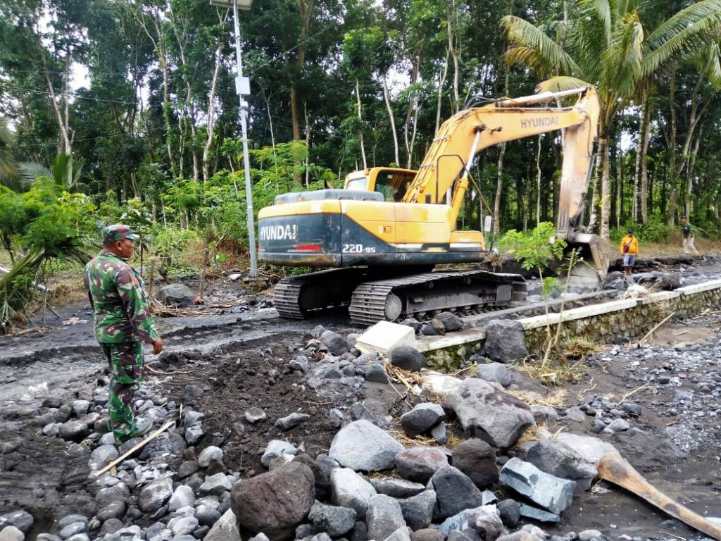 Perbaikan jalan rusak di Lumajang