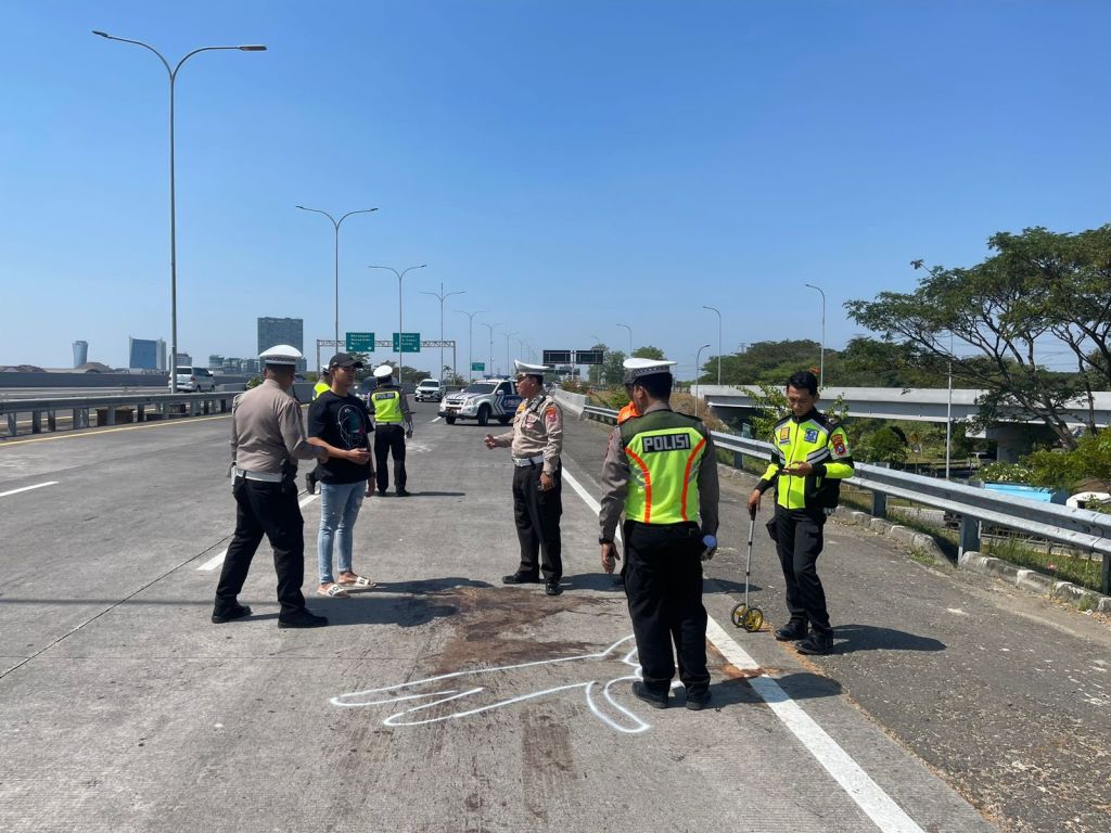 Olah TKP penemuan mayat di jalan tol Sumo