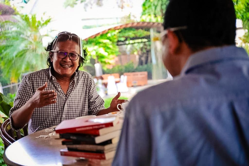 Raharja Waluya Jati saat diskusi dengan Anies Baswedan