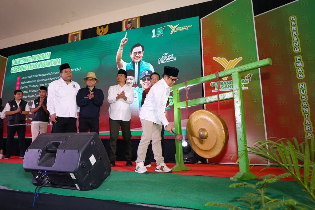 Muhaimin memukul gong sebagai simbol pembukaan Gerbang Nusantara