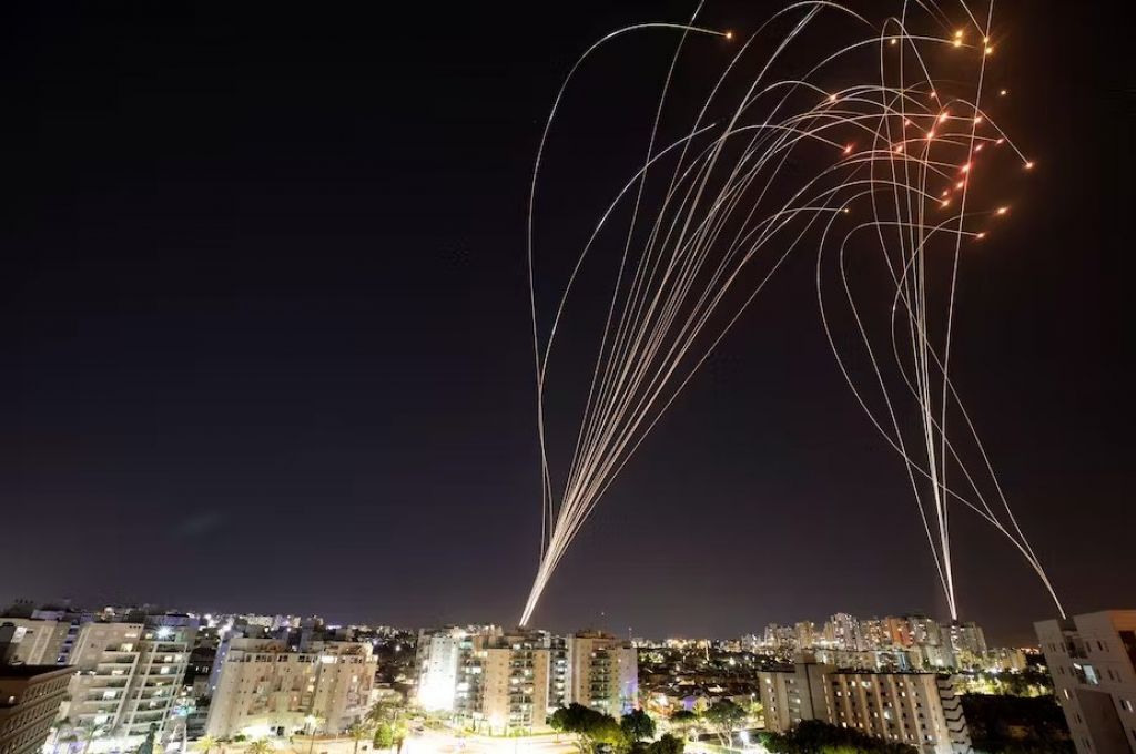 Ribuan roket menuju wilayah Israel