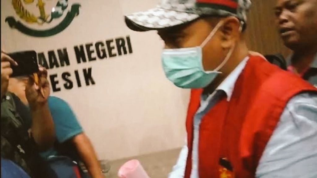 Salah satu tersangka saat mau dilakukan penahanan di Kejari Gresik