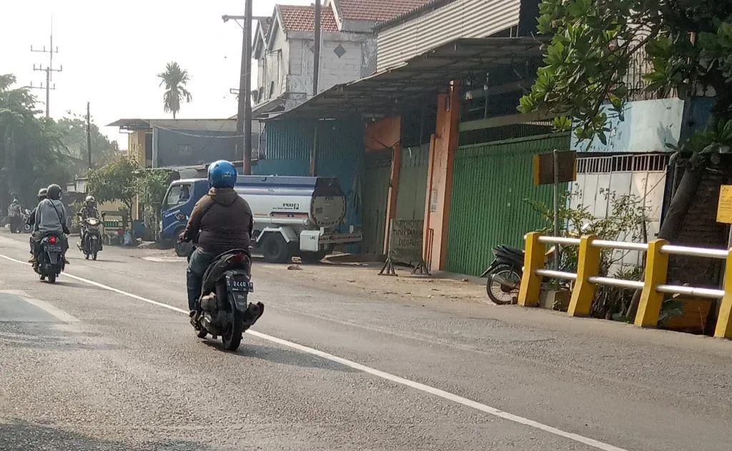 Truk Tangki BBM Sering Keluar Masuk Gudang di Jalan Raya Mastrip Surabaya