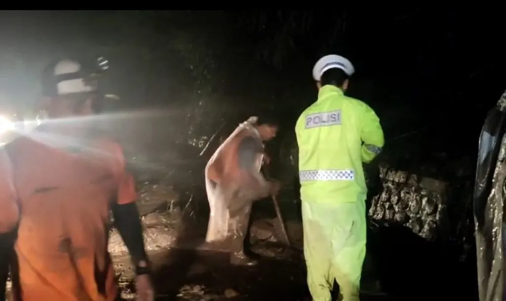 Polisi Bersama TNI dan Warga Bersihkan Material Longsor di Magetan, Jalur Wisata Sarangan Kembali Normal