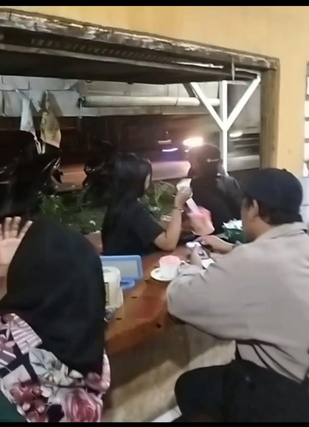 Tim Siber Dusun Gumining Bersama LSM LPHM Pandawa Sidang Warung Karaoke