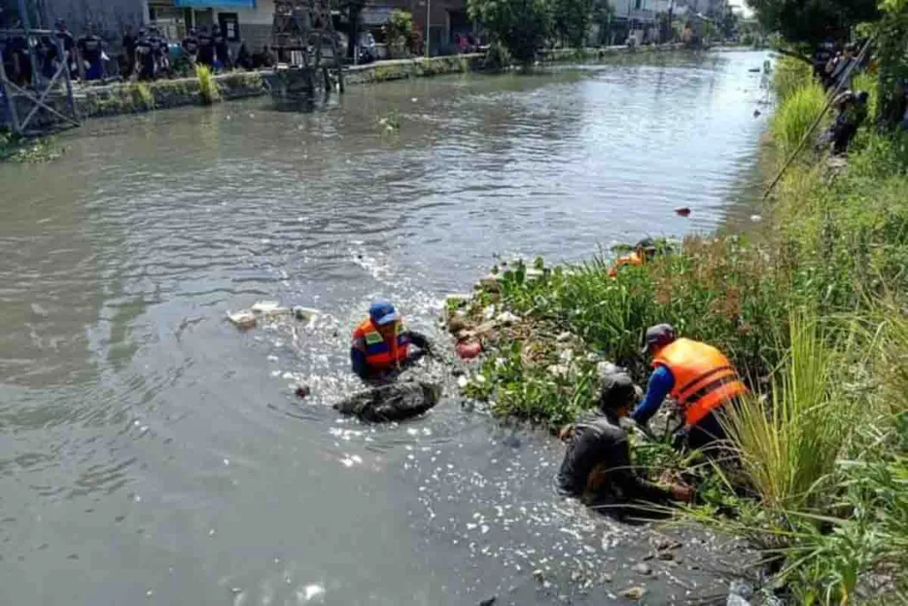 PT Suparma Gelar Aksi Bersih Enceng Gondok dan Sampah di Sungai Pelayaran Sidoarjo