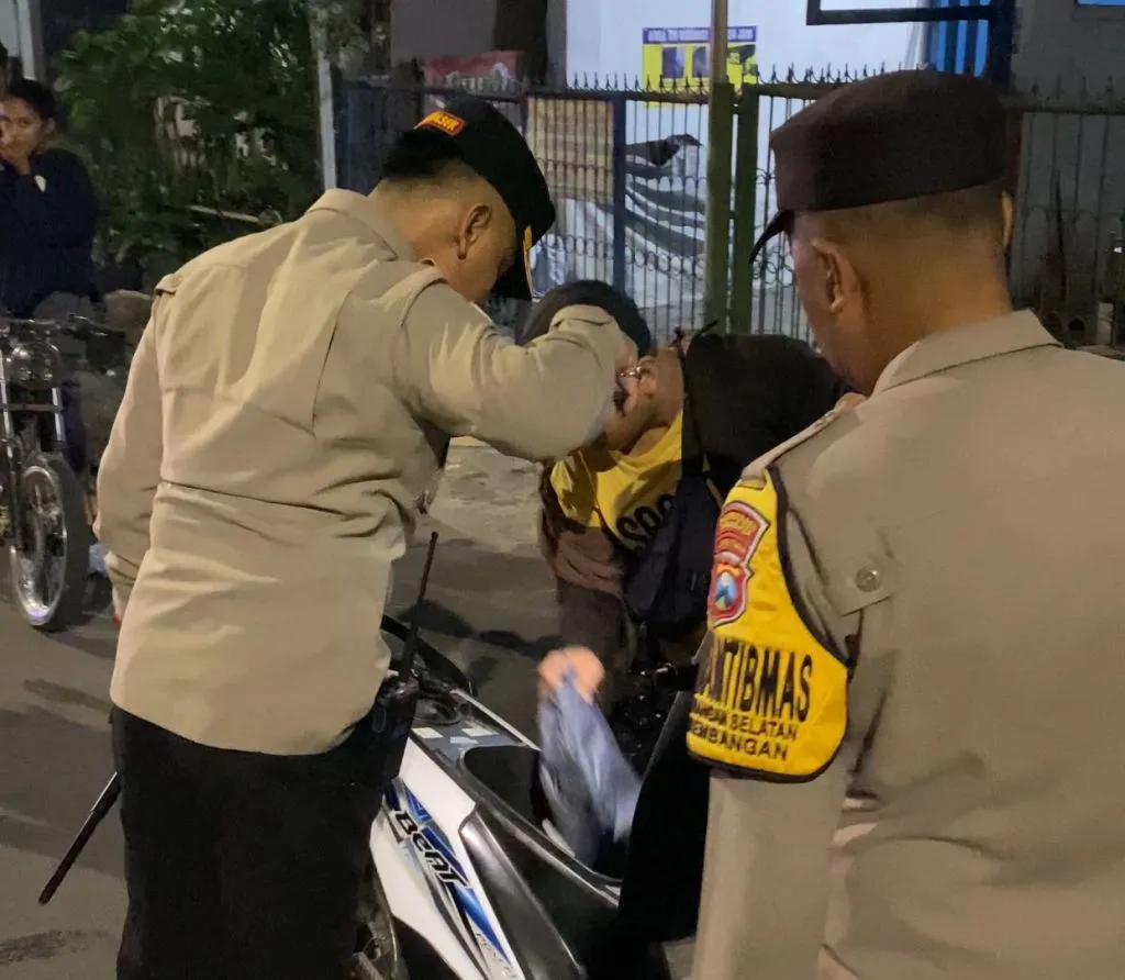 Cegah Tawuran, Gangster, Curanmor, Jambret, Polisi Gelar Operasi di Depan Makam Rangkah Surabaya