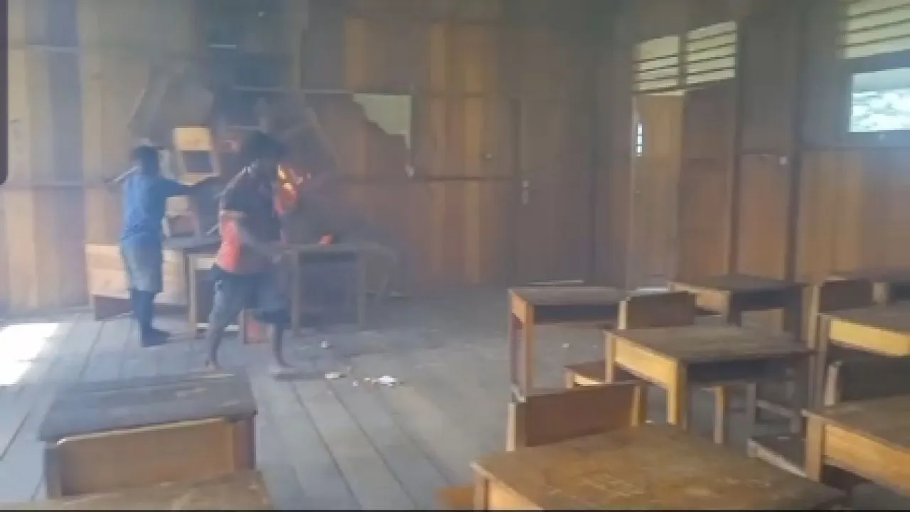 Organisasi Papua Merdeka Bakar Gedung SMP Negeri Okbab