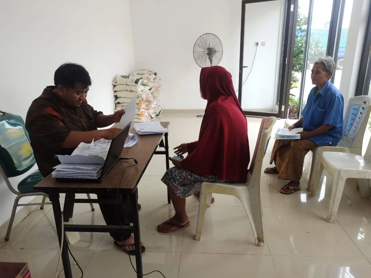 Penyaluran Bantuan Pangan Non Tunai di Sidoarjo Semrawut