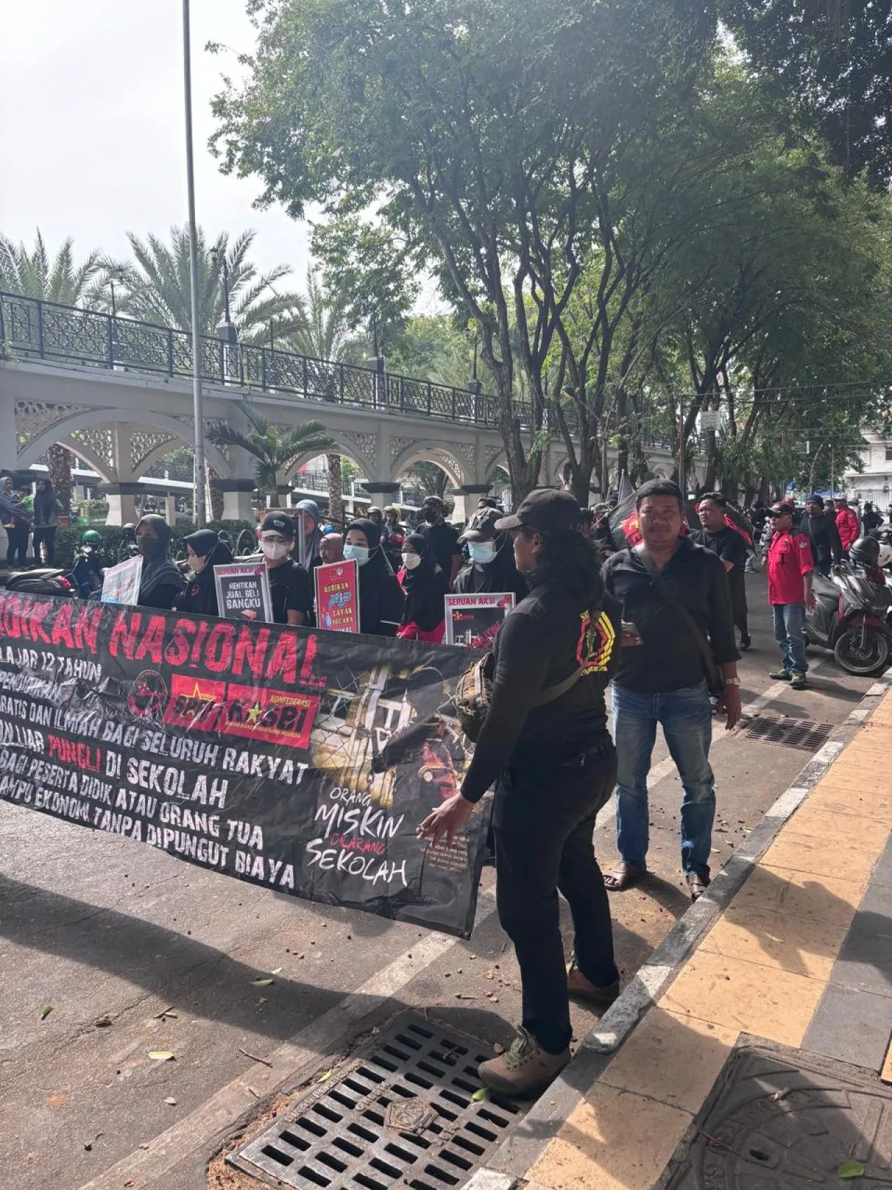 Massa Komisi Pendidikan Rakyat Geruduk Gedung DPRD Gresik