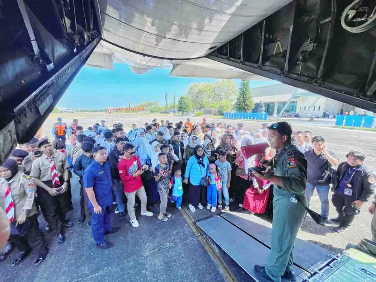 660 Warga Makassar Dan Maros Antusias Ikut Joy Flight Pesawat Hercules AU A-1330