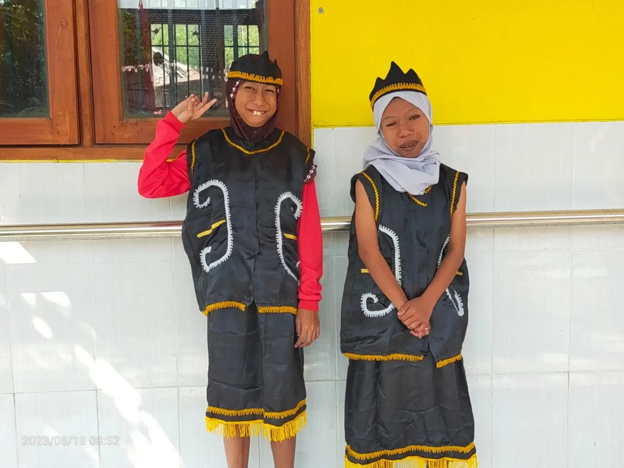 Siswa SLB Desa Pucuk Tampil Memukau Sebagai Dalang di Acara Pentas Seni