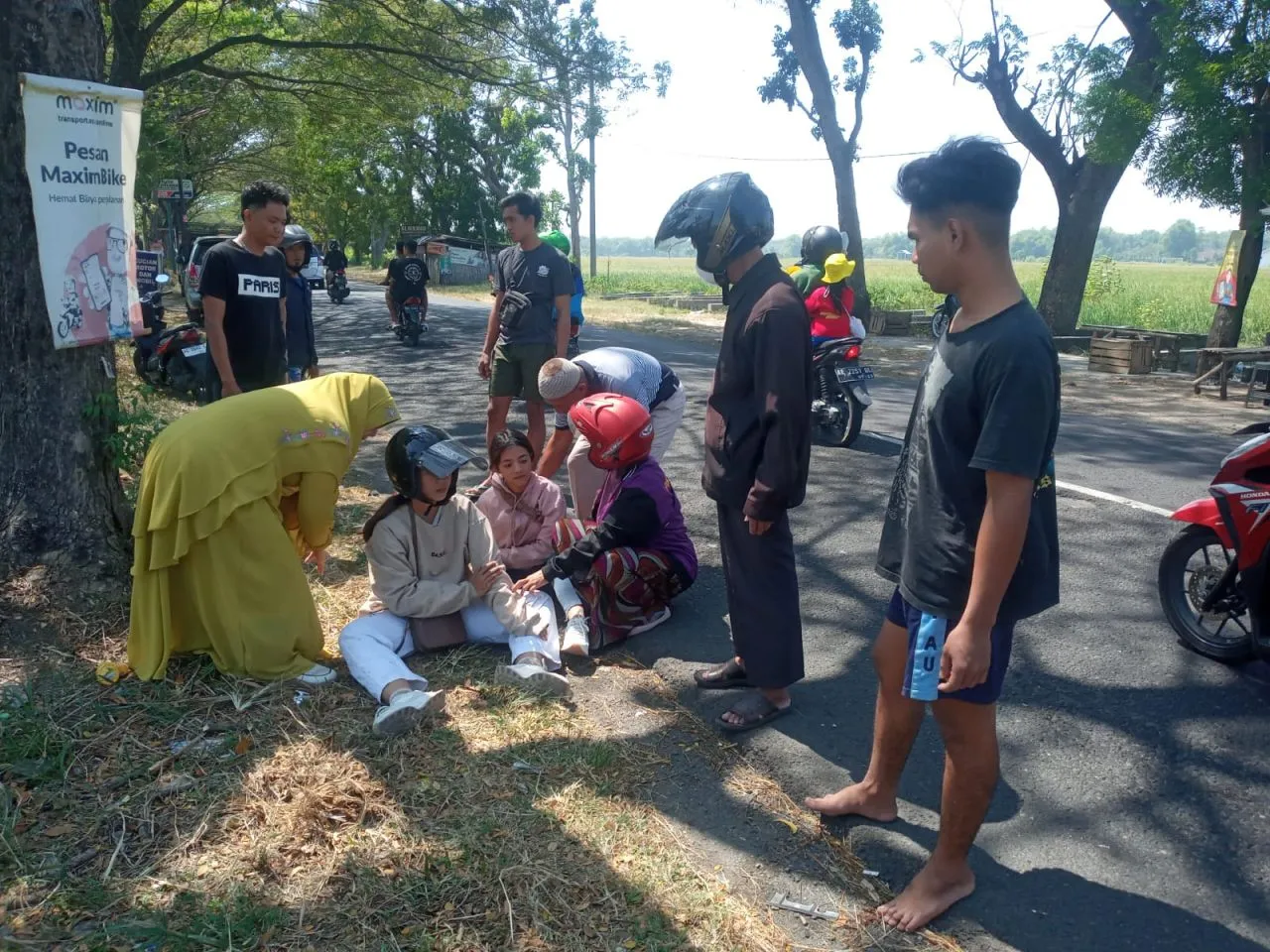 Dua Cewek Boncengan Motor Tubruk Bokong Minibus di Magetan