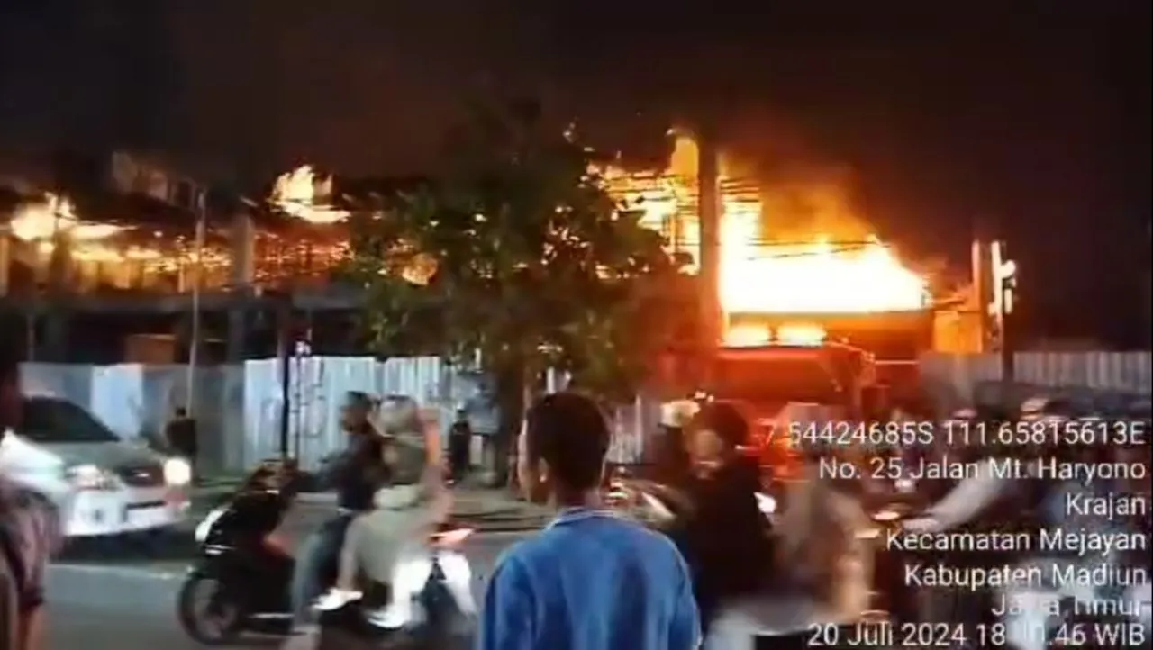 Kebakaran di Depan Polsek Mejayan, Kabupaten Madiun